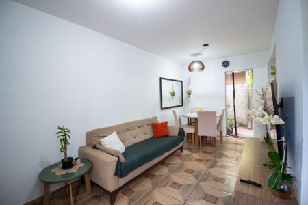 Sala de casa de condomínio para alugar com 2 quartos, 58m² em Éden, Sorocaba