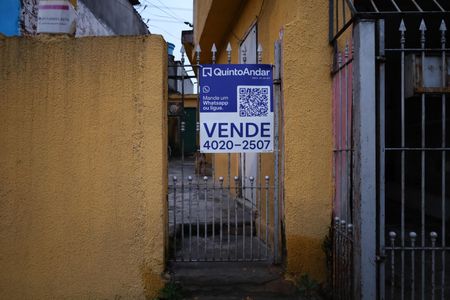 Casa à venda com 276m², 2 quartos e 1 vagaPlaca instalada no portão do imóvel - Código da placa: WYNY-1495