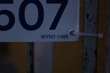 Casa à venda com 276m², 2 quartos e 1 vagaPlaca instalada no portão do imóvel - Código da placa: WYNY-1495