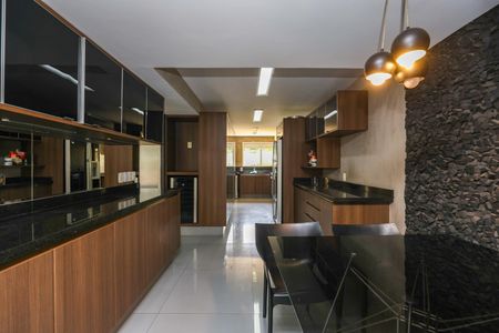 Apartamento para alugar com 256m², 3 quartos e 4 vagas Apartamento para alugar com 256m², 3 quartos e 4 vagasCozinha