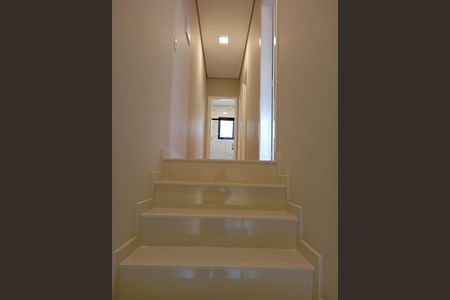 Casa de condomínio à venda com 150m², 3 quartos e 2 vagas Casa de condomínio à venda com 150m², 3 quartos e 2 vagasEscada