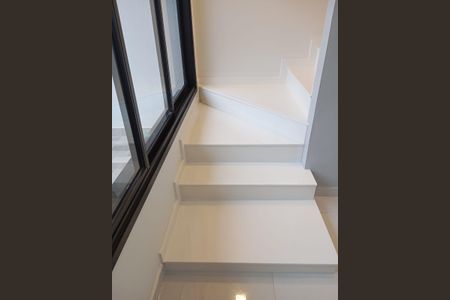 Casa de condomínio à venda com 150m², 3 quartos e 2 vagas Casa de condomínio à venda com 150m², 3 quartos e 2 vagasEscada