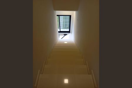Casa de condomínio à venda com 150m², 3 quartos e 2 vagas Casa de condomínio à venda com 150m², 3 quartos e 2 vagasEscada