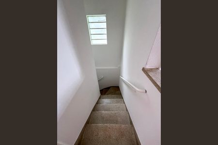 Casa à venda com 120m², 2 quartos e 1 vagaEscada