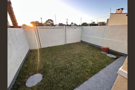 Área externa de casa à venda com 2 quartos, 70m² em Olaria, Canoas