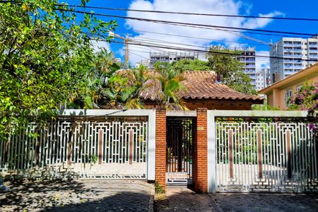 Casa à venda com 521m², 5 quartos e 4 vagas Casa à venda com 521m², 5 quartos e 4 vagasFachada