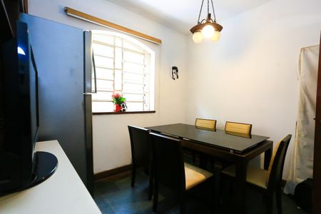 Casa à venda com 521m², 5 quartos e 4 vagas Casa à venda com 521m², 5 quartos e 4 vagascopa