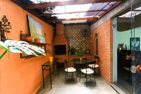 Casa à venda com 521m², 5 quartos e 4 vagas Casa à venda com 521m², 5 quartos e 4 vagasÁrea comum - Churrasqueira