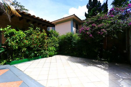 Casa à venda com 521m², 5 quartos e 4 vagas Casa à venda com 521m², 5 quartos e 4 vagasGaragem