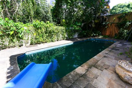 Casa à venda com 521m², 5 quartos e 4 vagas Casa à venda com 521m², 5 quartos e 4 vagasÁrea comum - Piscina