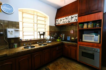 Casa à venda com 521m², 5 quartos e 4 vagas Casa à venda com 521m², 5 quartos e 4 vagascozinha