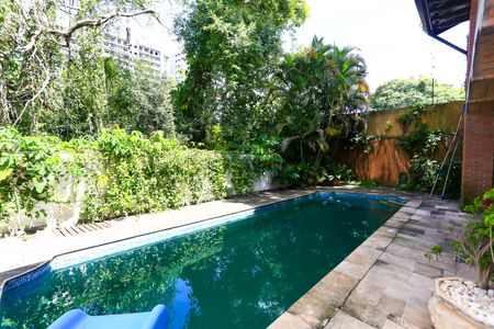 Casa à venda com 521m², 5 quartos e 4 vagas Casa à venda com 521m², 5 quartos e 4 vagasÁrea comum - Piscina