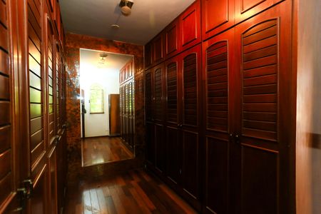 Casa à venda com 521m², 5 quartos e 4 vagas Casa à venda com 521m², 5 quartos e 4 vagasCloset da suíte 4