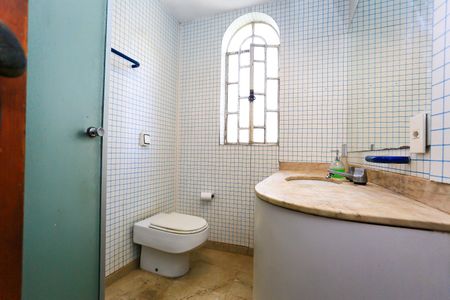 Casa à venda com 521m², 5 quartos e 4 vagas Casa à venda com 521m², 5 quartos e 4 vagasBanheiro da Suíte 1