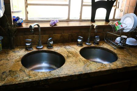 Casa à venda com 521m², 5 quartos e 4 vagas Casa à venda com 521m², 5 quartos e 4 vagascozinha