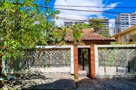 Casa à venda com 521m², 5 quartos e 4 vagas Casa à venda com 521m², 5 quartos e 4 vagasFachada