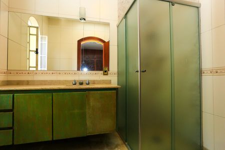 Casa à venda com 521m², 5 quartos e 4 vagas Casa à venda com 521m², 5 quartos e 4 vagasBanheiro da Suíte 2