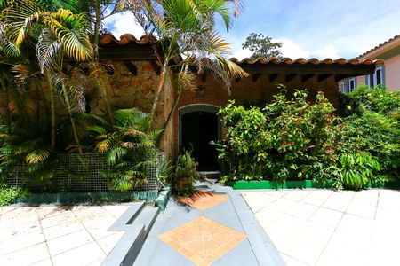 Casa à venda com 521m², 5 quartos e 4 vagas Casa à venda com 521m², 5 quartos e 4 vagasGaragem