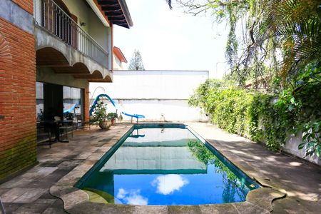 Casa à venda com 521m², 5 quartos e 4 vagas Casa à venda com 521m², 5 quartos e 4 vagasÁrea comum - Piscina