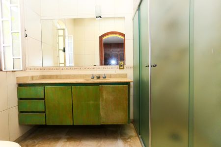 Casa à venda com 521m², 5 quartos e 4 vagas Casa à venda com 521m², 5 quartos e 4 vagasBanheiro da Suíte 2