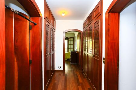 Casa à venda com 521m², 5 quartos e 4 vagas Casa à venda com 521m², 5 quartos e 4 vagascorredor das suítes