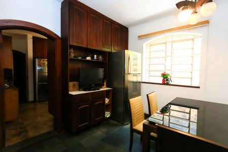 Casa à venda com 521m², 5 quartos e 4 vagas Casa à venda com 521m², 5 quartos e 4 vagascopa