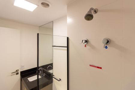 Banheiro de kitnet/studio para alugar com 1 quarto, 25m² em Cerqueira César, São Paulo