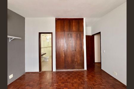 Casa à venda com 197m², 3 quartos e 5 vagas Casa à venda com 197m², 3 quartos e 5 vagasSuíte