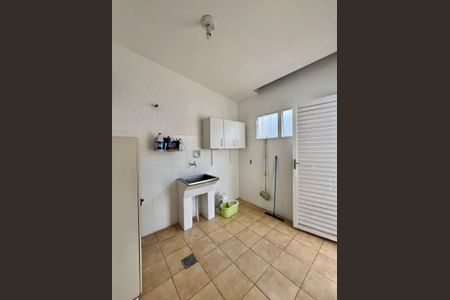 Casa à venda com 197m², 3 quartos e 5 vagas Casa à venda com 197m², 3 quartos e 5 vagasÁrea de Serviço