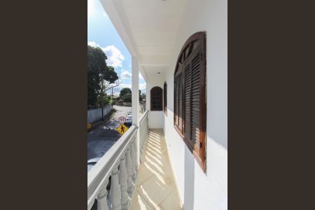 Varanda Sala 2 de casa para alugar com 3 quartos, 100m² em Mantiqueira, Belo Horizonte
