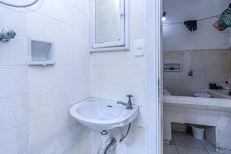 Casa à venda com 330m², 4 quartos e 4 vagasbanheiro na área de serviço_3