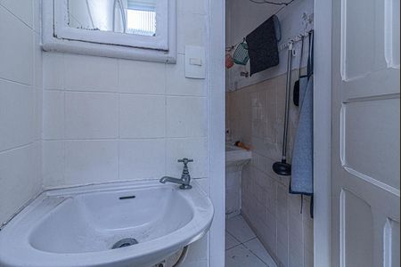 Casa à venda com 330m², 4 quartos e 4 vagasbanheiro na área de serviço_4