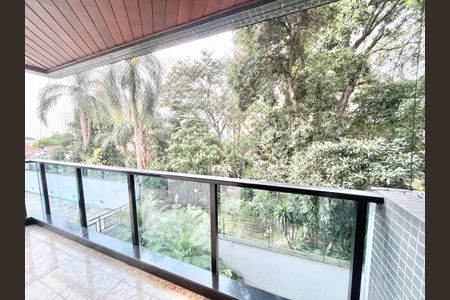 Apartamento à venda com 213m², 4 quartos e 3 vagas Apartamento à venda com 213m², 4 quartos e 3 vagasVaranda da Suíte 2