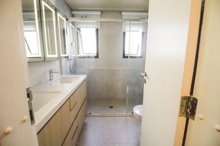 Apartamento à venda com 213m², 4 quartos e 3 vagasBanheiro da Suíte 2