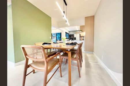 Apartamento à venda com 213m², 4 quartos e 3 vagas Apartamento à venda com 213m², 4 quartos e 3 vagasSala