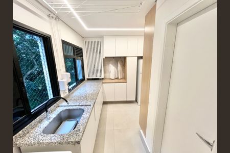 Apartamento à venda com 213m², 4 quartos e 3 vagas Apartamento à venda com 213m², 4 quartos e 3 vagasÁrea de Serviço