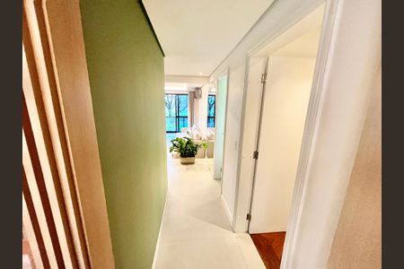 Apartamento à venda com 213m², 4 quartos e 3 vagas Apartamento à venda com 213m², 4 quartos e 3 vagasCorredor