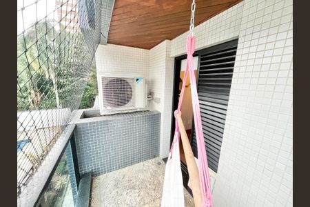 Apartamento à venda com 213m², 4 quartos e 3 vagas Apartamento à venda com 213m², 4 quartos e 3 vagasQuarto 2 Varanda