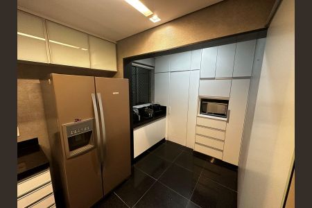 Apartamento para alugar com 240m², 4 quartos e 4 vagas