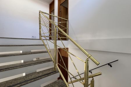 Casa para alugar com 400m², 5 quartos e 4 vagasEscada