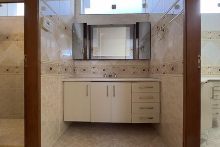 Casa para alugar com 400m², 5 quartos e 4 vagasBanheiro 1