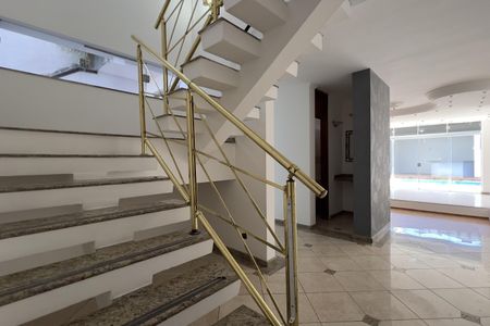 Casa para alugar com 400m², 5 quartos e 4 vagasEscada