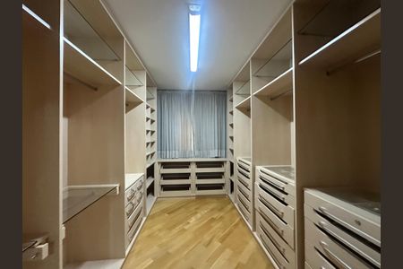 Apartamento à venda com 285m², 3 quartos e 4 vagasCloset da suíte 2