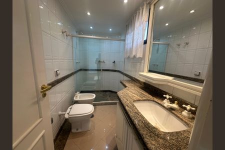 Apartamento à venda com 285m², 3 quartos e 4 vagasBanheiro da Suíte 1