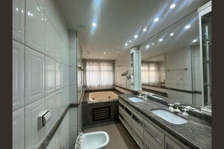 Apartamento à venda com 285m², 3 quartos e 4 vagasBanheiro da Suíte 2