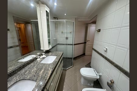 Apartamento à venda com 285m², 3 quartos e 4 vagasBanheiro da Suíte 2