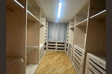 Apartamento à venda com 285m², 3 quartos e 4 vagasCloset da suíte 2