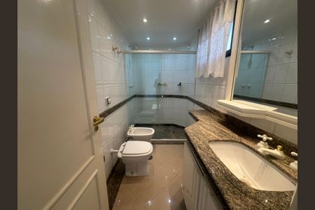 Apartamento à venda com 285m², 3 quartos e 4 vagasBanheiro da Suíte 1