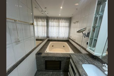 Apartamento à venda com 285m², 3 quartos e 4 vagasBanheiro da Suíte 2