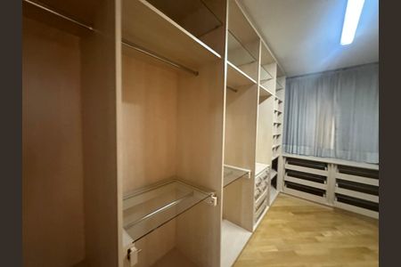 Apartamento à venda com 285m², 3 quartos e 4 vagasCloset da suíte 2